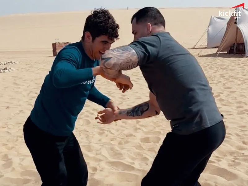 Mikey Musumeci và Roberto Soldic vật nhau trên cồn cát