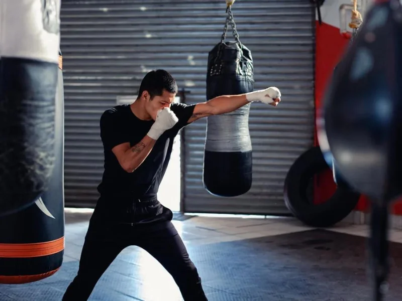 Shadow boxing là gì? Bài tập “đấm gió” đặc biệt của Boxer