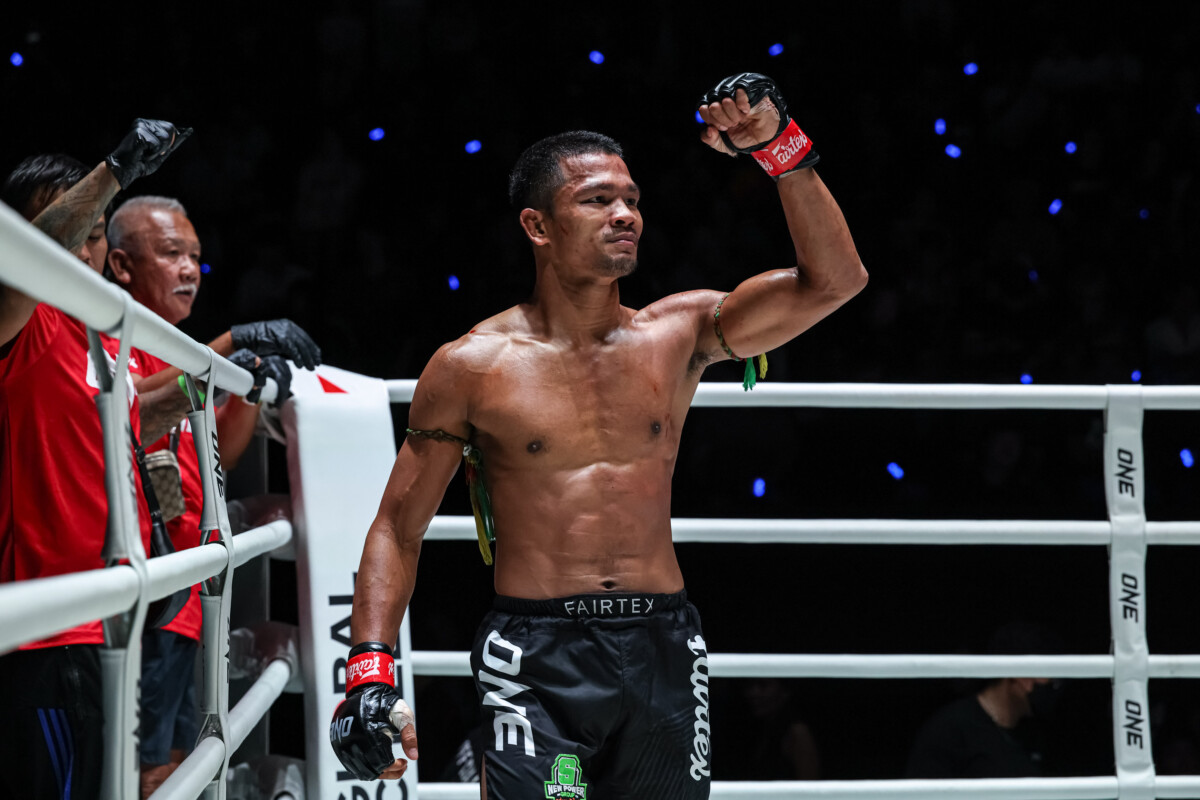 Khunponnoi Sor Sommai raises his hand after overcoming Gregor Thom at ONE Friday Fights 162.