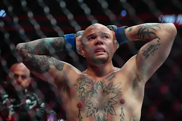 Anthony Smith Được Bảo Lãnh 500.000 USD Sau Khi Bị Bắt