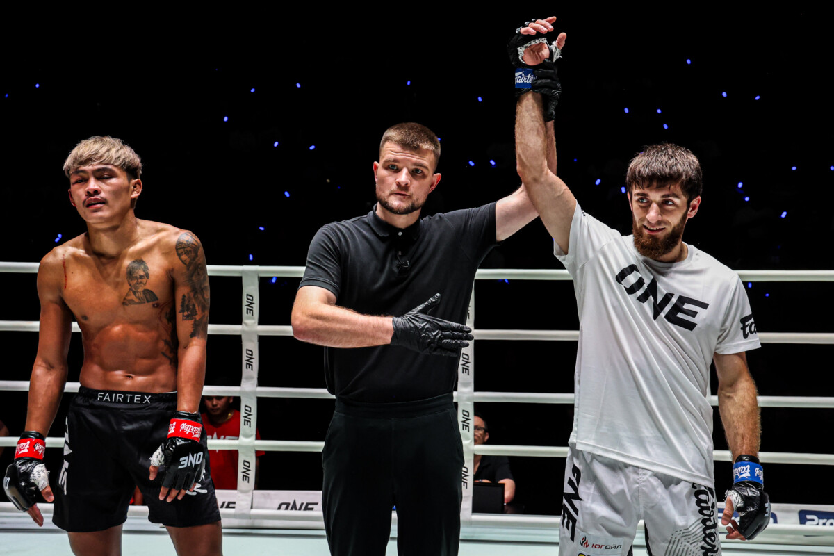 Ilyas Musaev được công nhận chiến thắng trước Suksawat tại ONE Friday Fights 165.