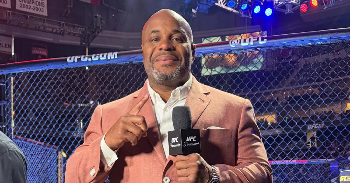 Đã Đến Lúc Tạo Di Sản – Daniel Cormier Bị Bắt Gặp Trong Nỗ Lực Hài Hước Thuyết Phục Võ Sĩ MMA Tự Do Hàng Đầu Gia Nhập UFC