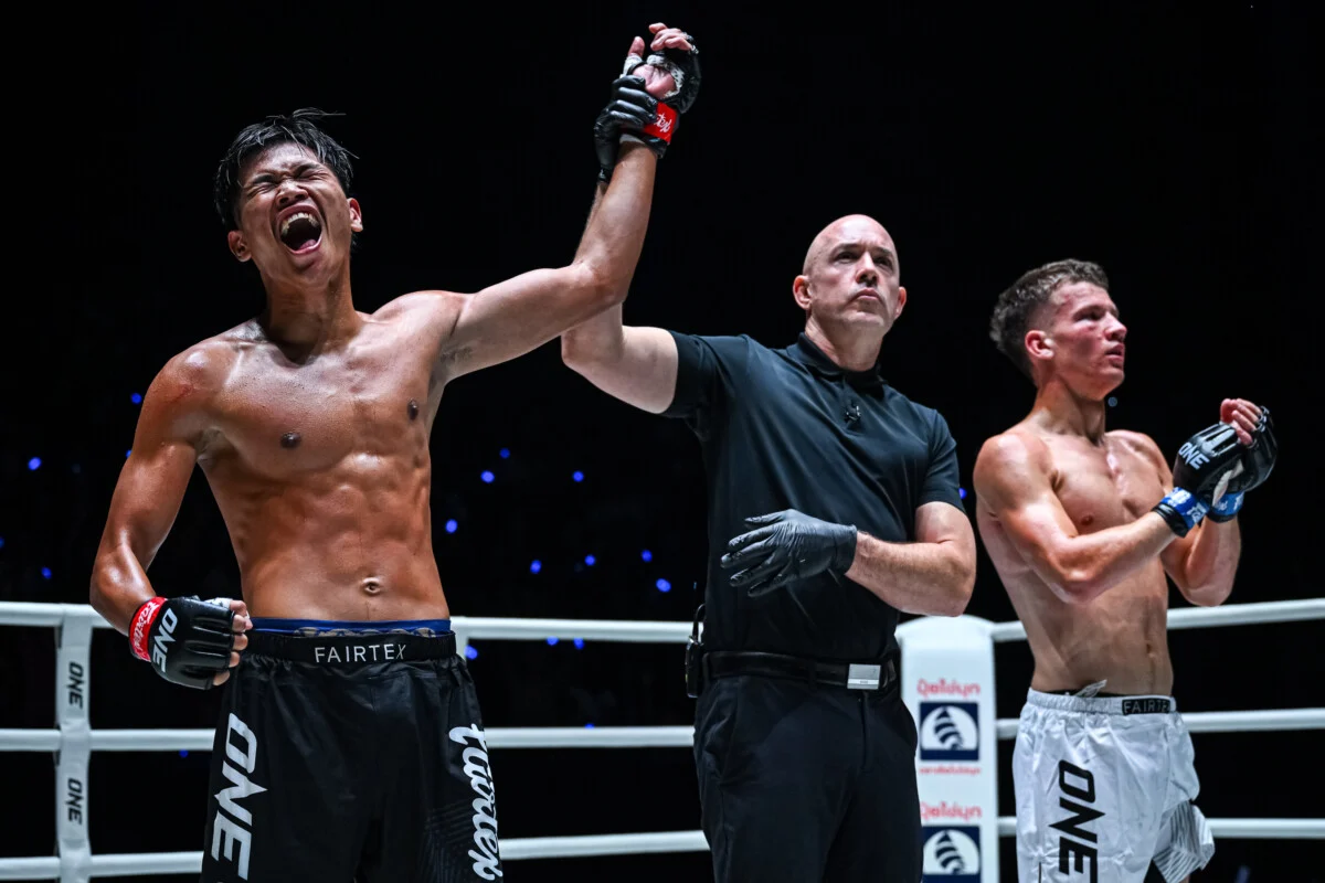 Petkhaokradong lands a punch on Petsuphan at The Inner Circle 26.