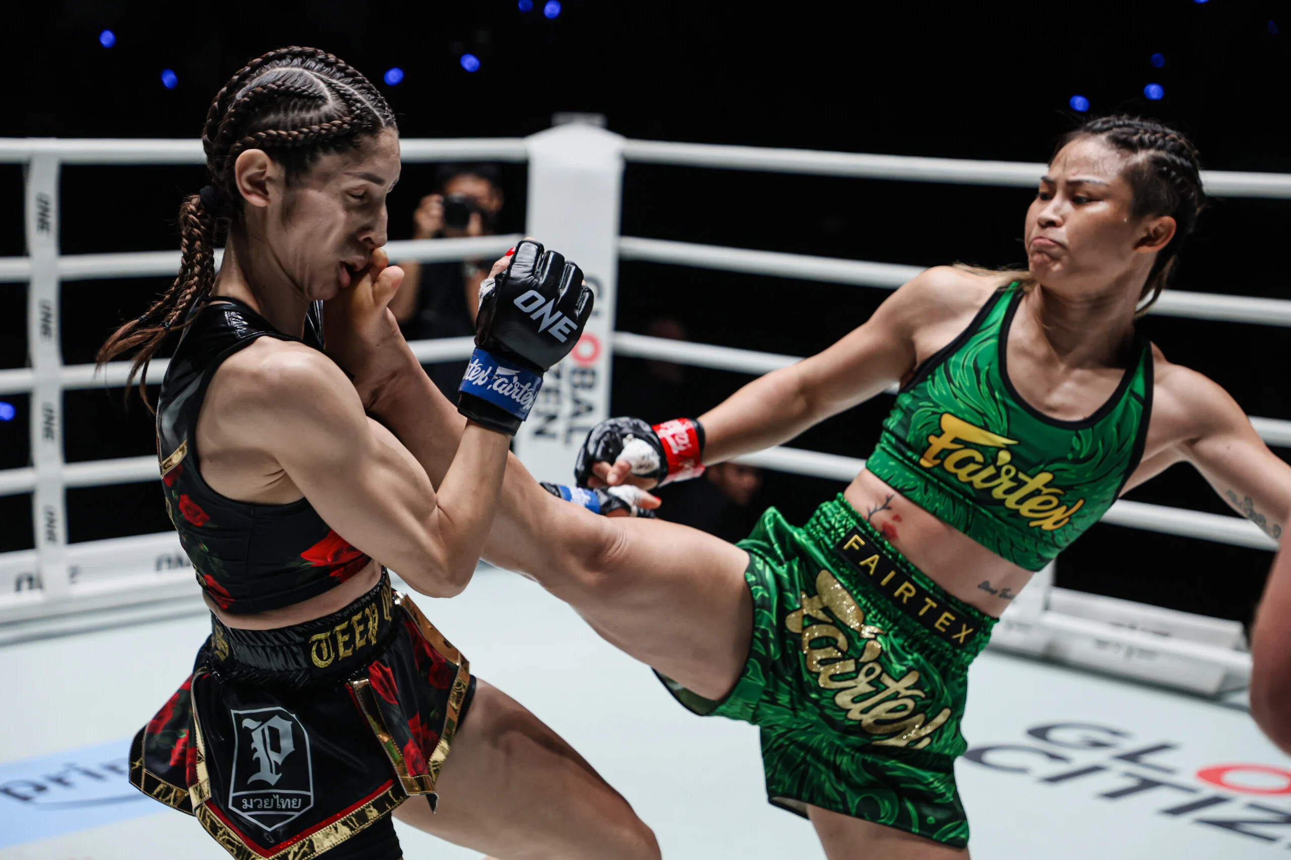 Stamp Vượt Qua Flores Trong Trận Đấu Chính Muay Thái Nảy Lửa Tại ONE Fight Night 47