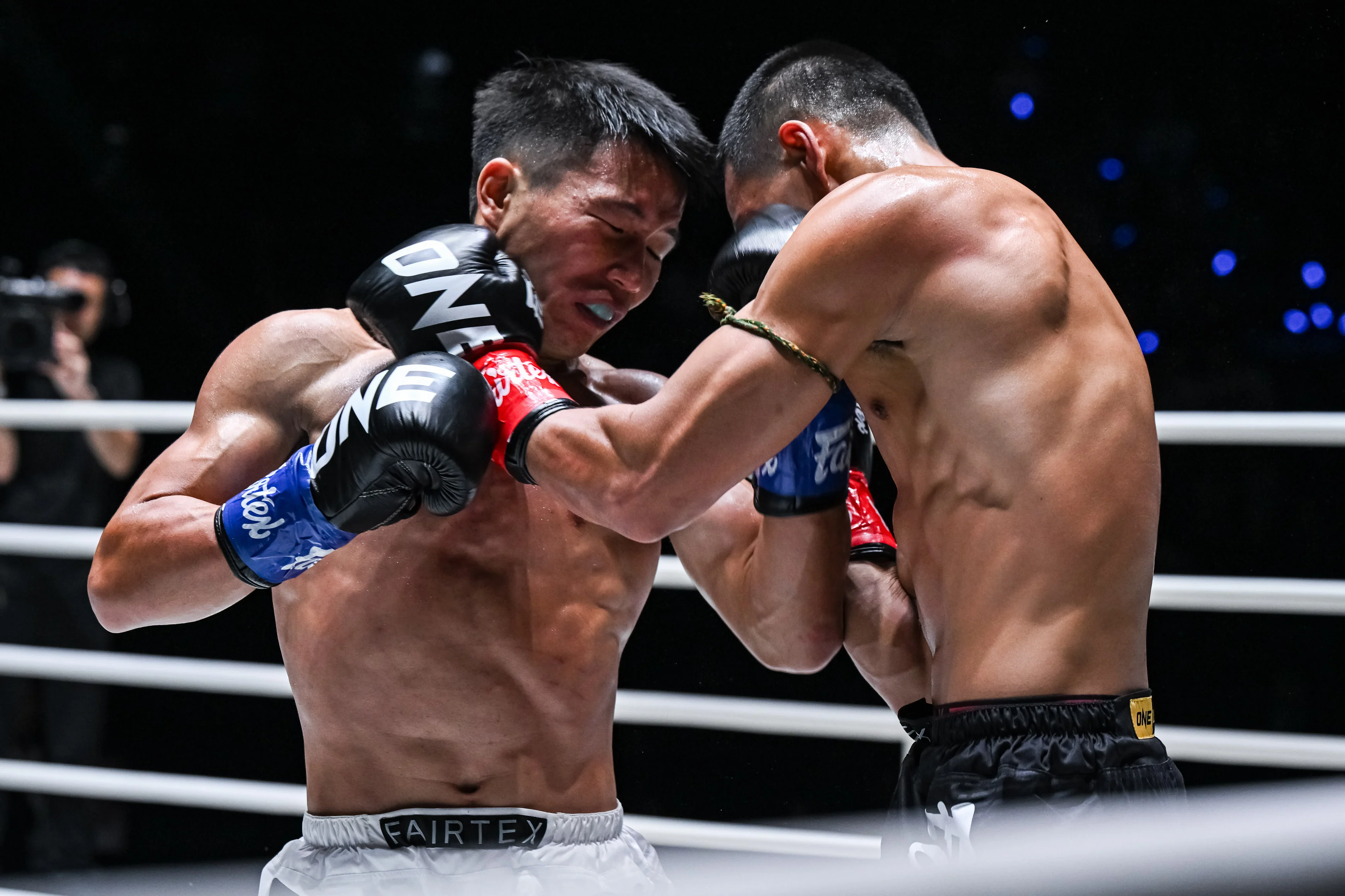 Petsiam vs Wang Zhongxian at The Inner Circle 31 11.jpg