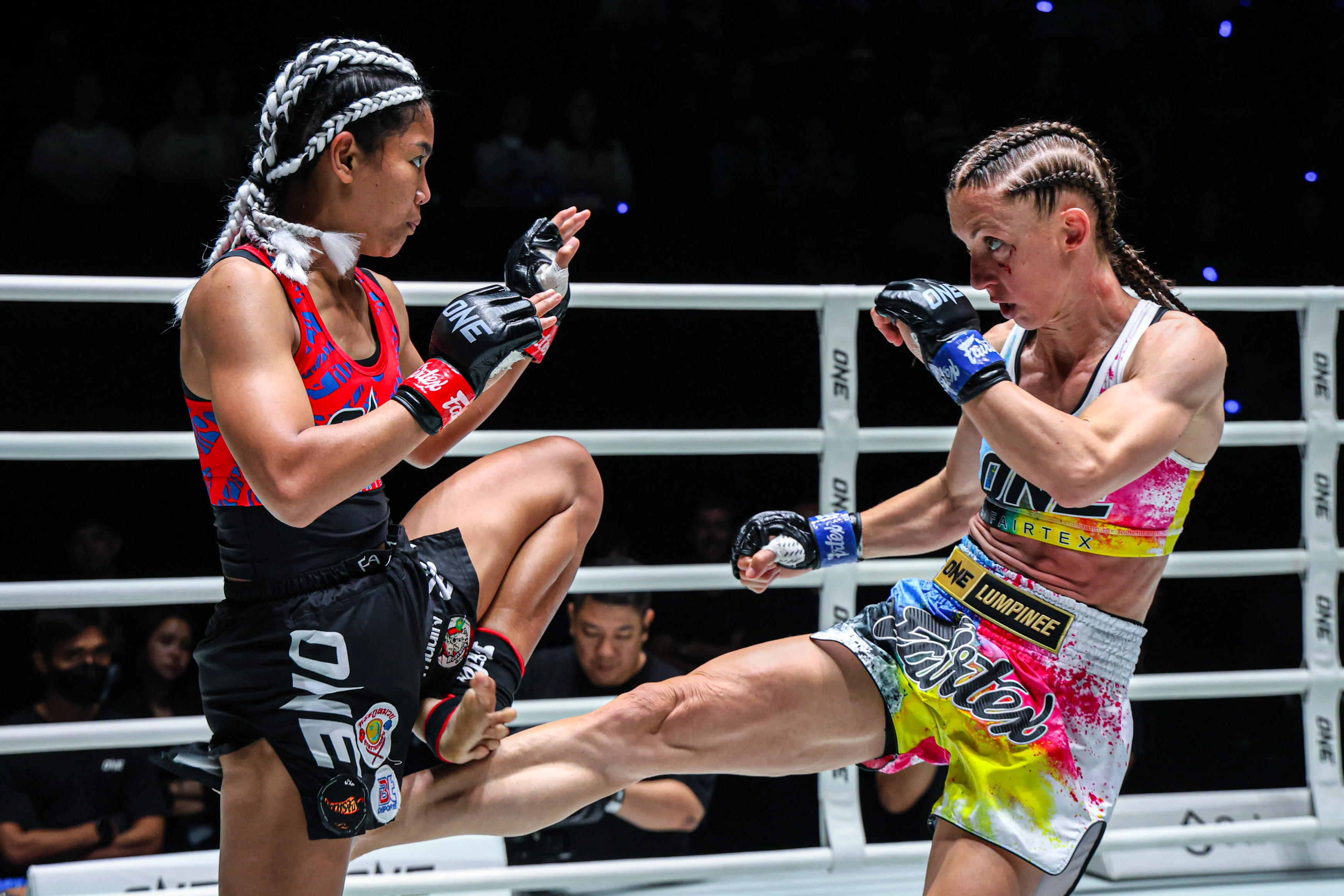 Duangdawnoi vs Aline Seiberth at The Inner Circle 33 7.jpg