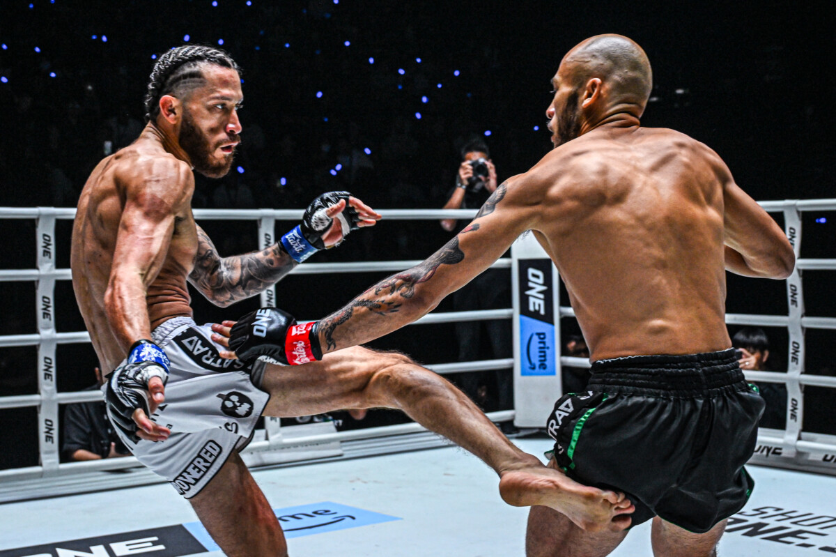 Sean Climaco và Diego Paez trao đổi đòn tại ONE Fight Night 28.