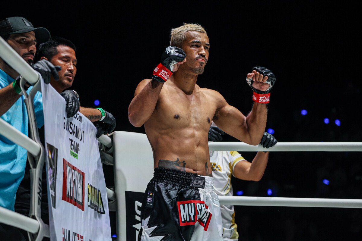 Sinsamut Klinmee poses at ONE Fight Night 41 