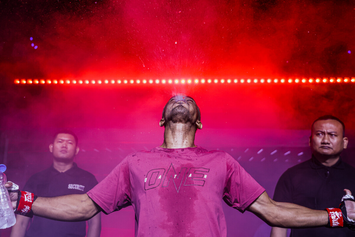 Sinsamut Klinmee enters the ring at ONE Fight Night 41