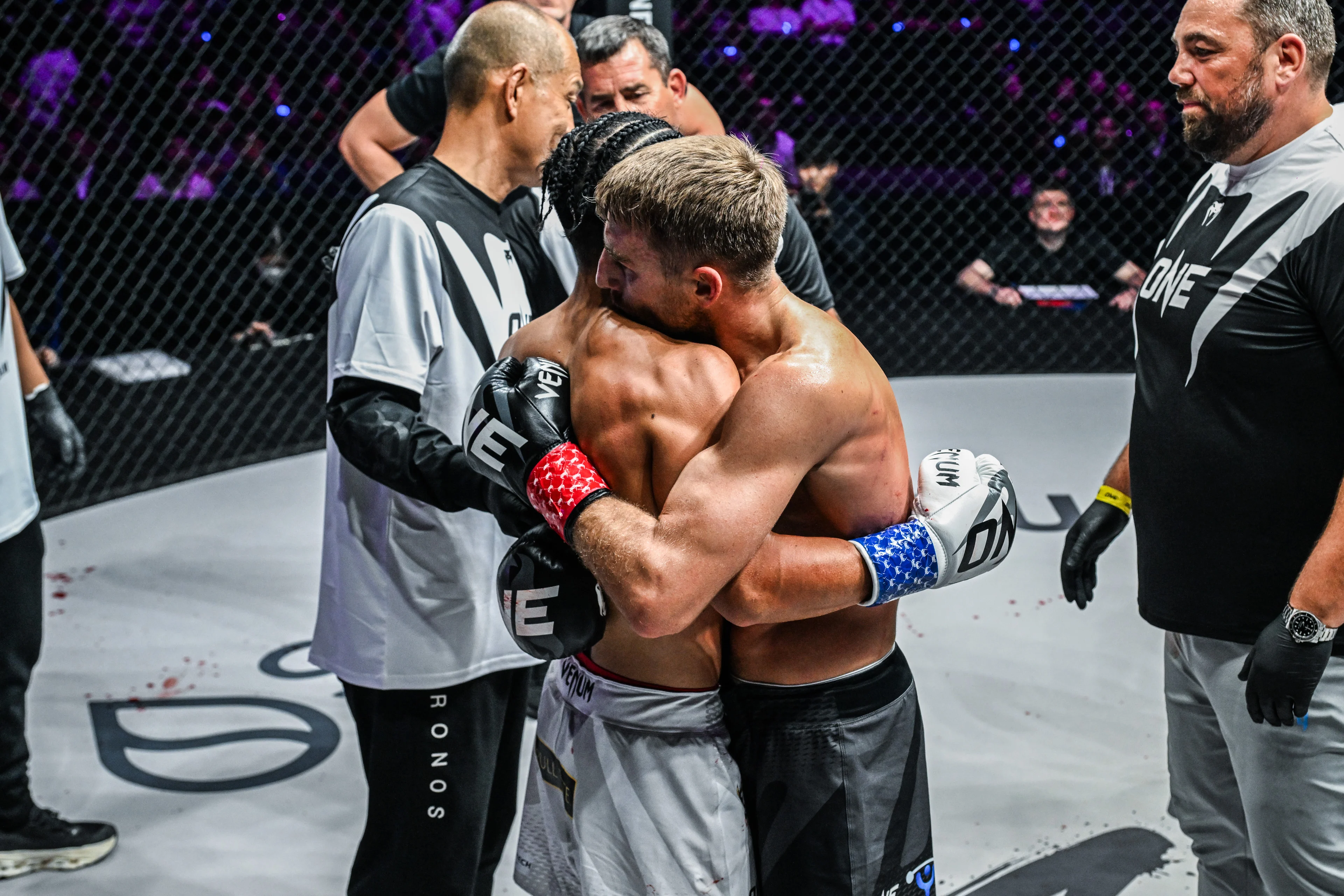 Jonathan Haggerty vs Hiroki Akimoto at ONE SAMURAI 4 2.jpg