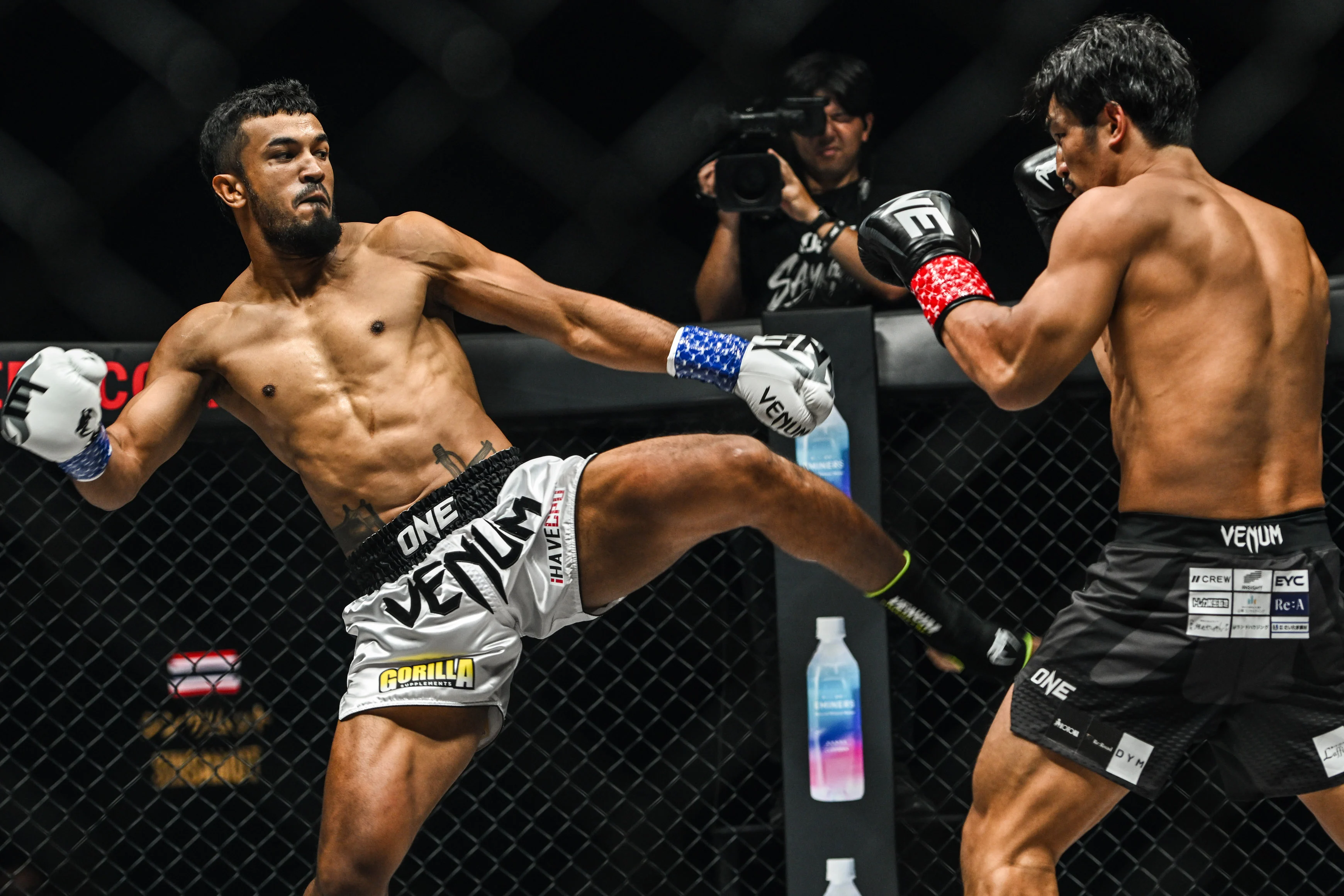 Shintaro Matsukura vs Sinsamut at ONE SAMURAI 4 15.jpg