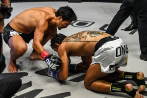 Shintaro Matsukura vs Sinsamut at ONE SAMURAI 4 10