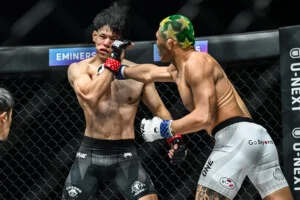 Shozo Isojima vs Kota Abe at ONE SAMURAI 4 17