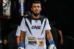 Shintaro Matsukura vs Sinsamut at ONE SAMURAI 4 11