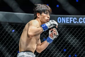 Yu Takeuchi vs Ryoto Nishiyama at ONE SAMURAI 4 3