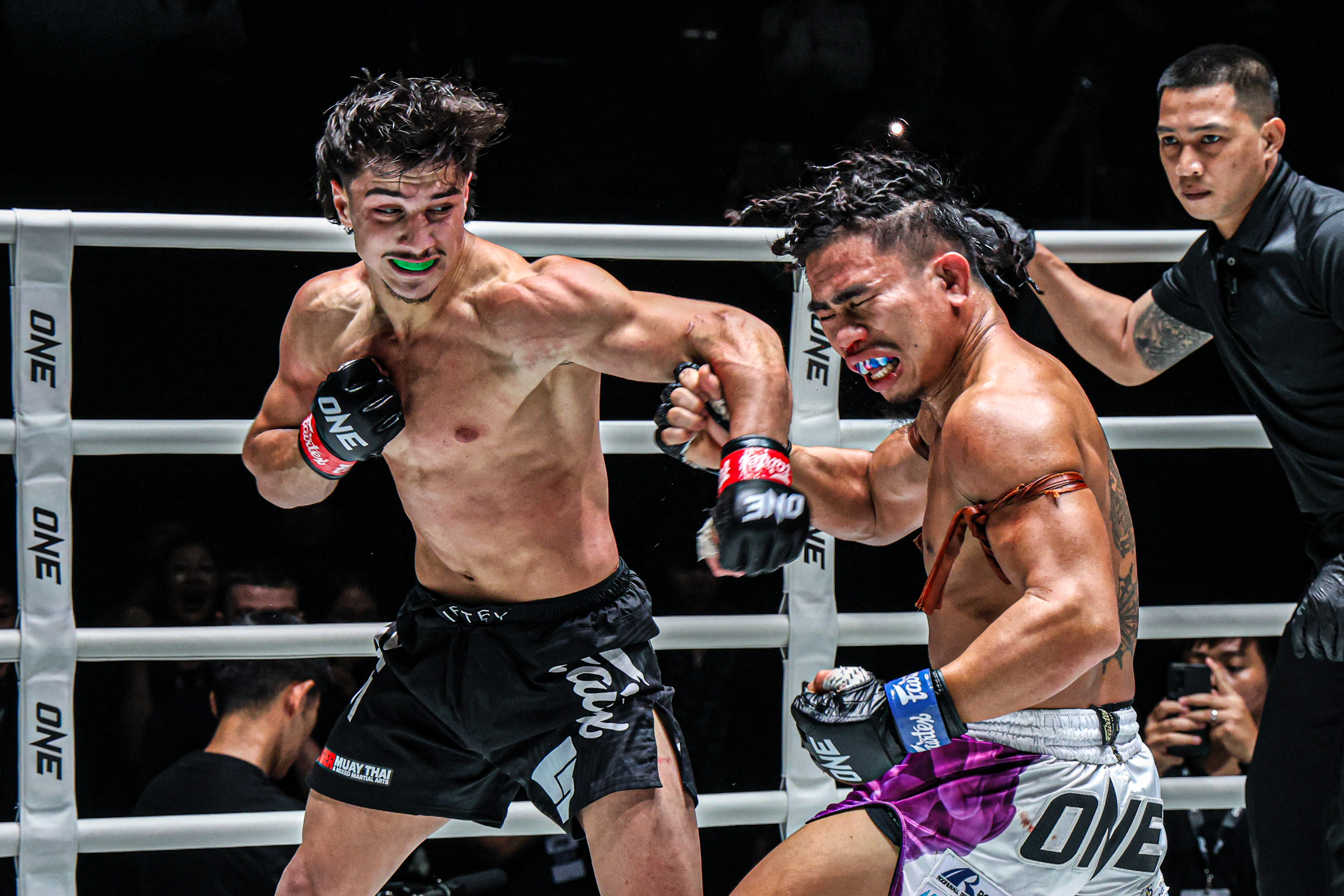 Ramadan Ondash lands a left hand on Suriyanlek Por Yenying at The Inner Circle May 29.