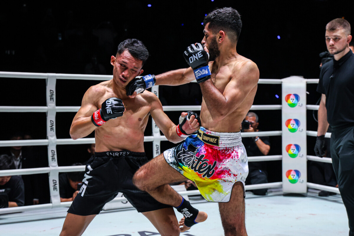 Akram Hamidi hất sang bằng tay phải vào Watcharaphon Laochokcharoen tại ONE Friday Fights 164.