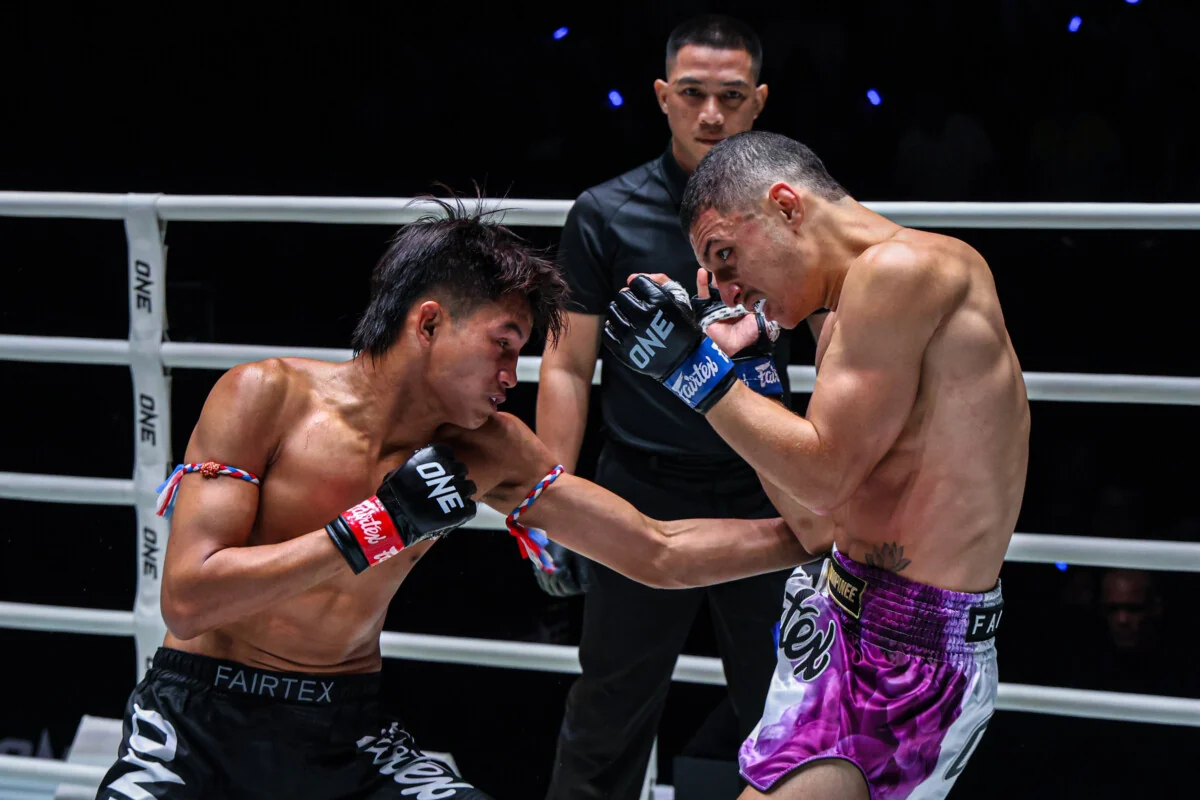Sitthichai hits Arthur Evan with a body shot at ONE Friday Fights 176.