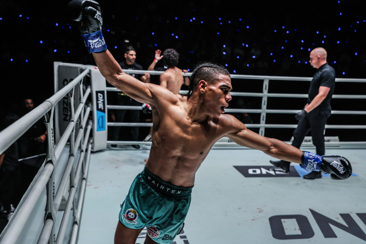 Johan Estupinan celebrates victory over Akif Guluzada