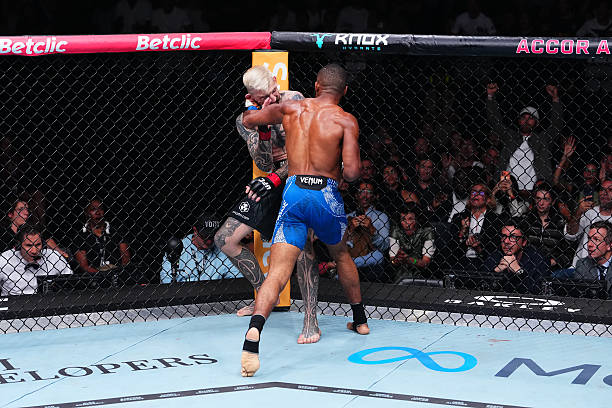 Salahdine Parnasse Arrives With a Bang, Knocks Out Dan Hooker in Round 1 at UFC Paris.