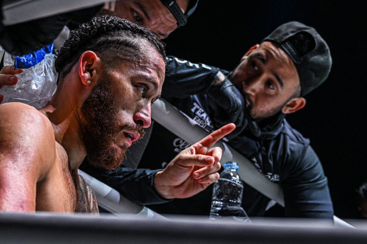 Diego Paez nhận được lời khuyên từ góc của mình trong trận đấu tại ONE Fight Night 28.