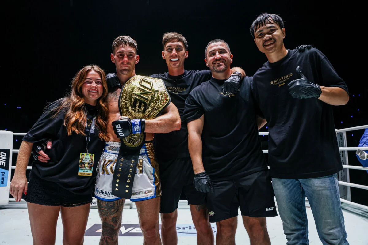 Nico Carrillo ăn mừng chiến thắng đai thế giới trước Shadow Mavinn tại ONE Fight Night 40.